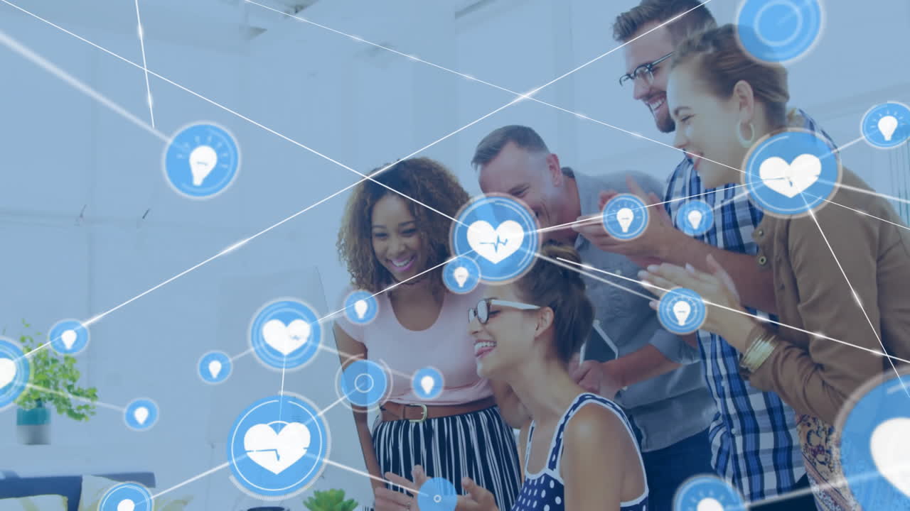 animación de una red de conexiones entre diversos colegas que discuten el trabajo en la oficina