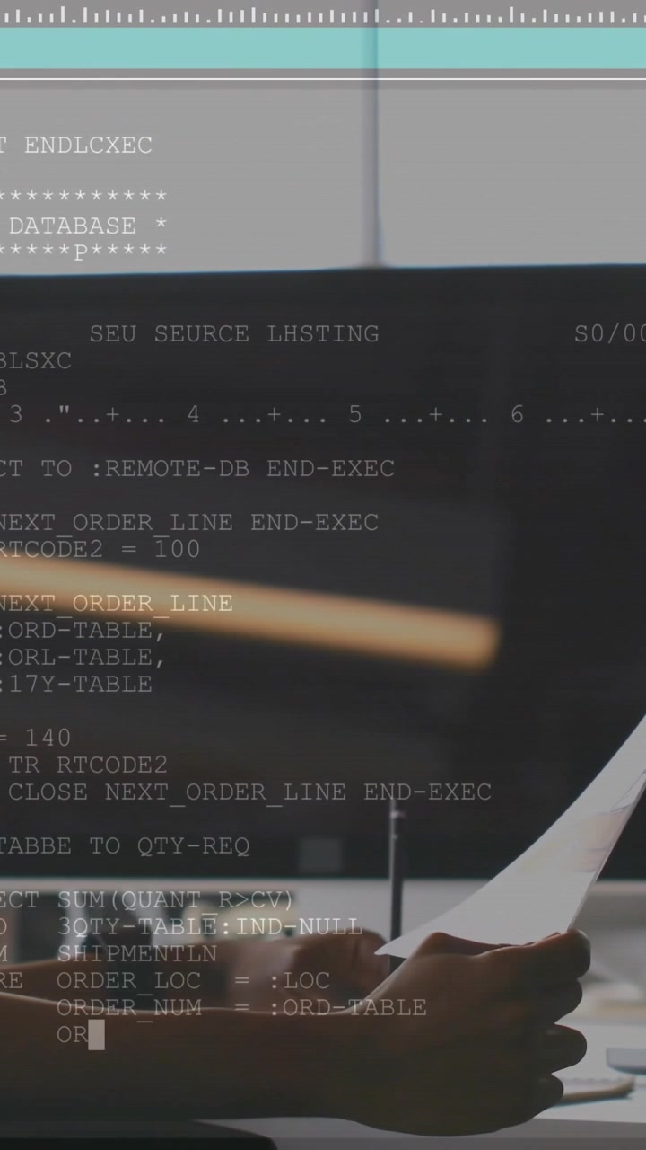 Video verticale: Sviluppatore che tiene un foglio e rivede il codice, con una penna che appare e indica la sovrapposizione dello schermo