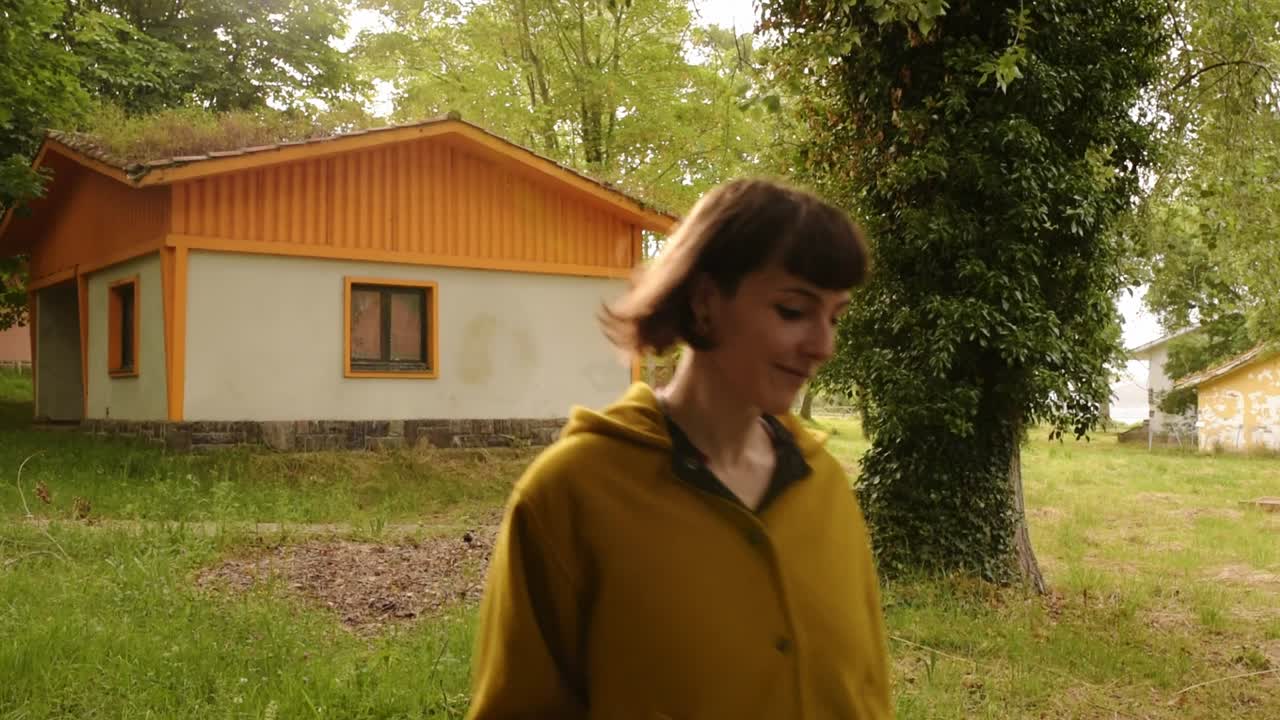 캐주얼 의복 을 입은 젊은 여성 이 미소 짓고 점프 하고 있다