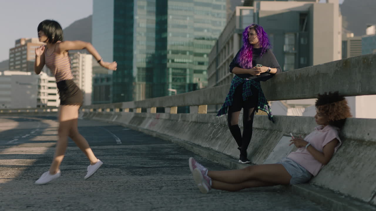 bailarina joven bailarina de hip hop en la ciudad realizando movimientos contemporáneos amigos viendo disfrutando de la danza freestyle urbana niñas multiétnicas relajándose practicando en la calle