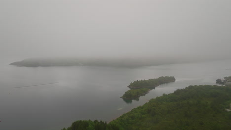 una espesa niebla blanca y una fuerte lluvia cubren la costa oeste de noruega.