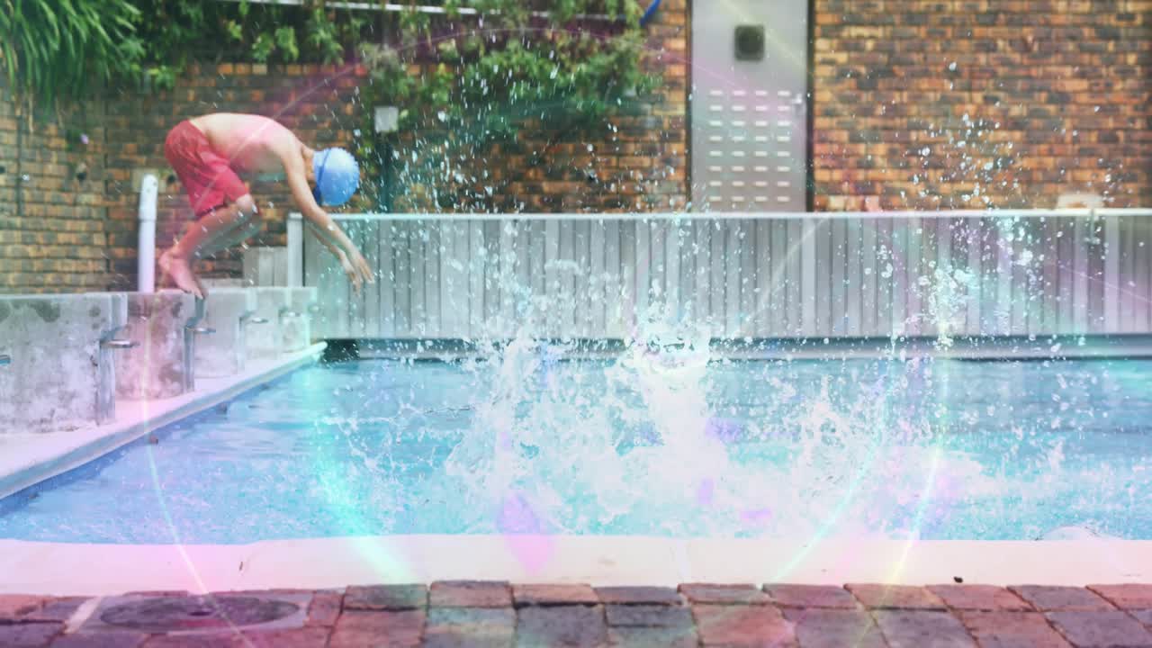 Pige skubber dreng fra poolkant, venner dykker i en solrig pool og skaber sjovt plask.