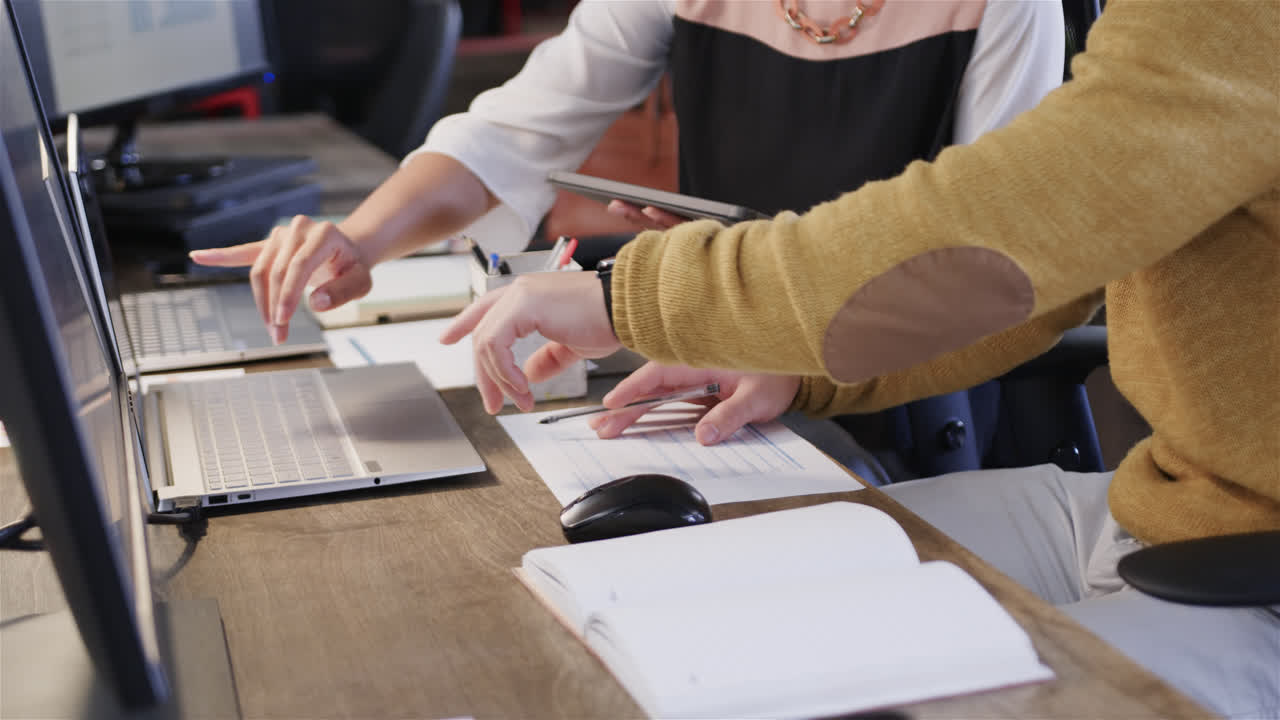 diversos colegas masculinos y femeninos sentados, mirando la computadora, la tableta y hablando, en cámara lenta