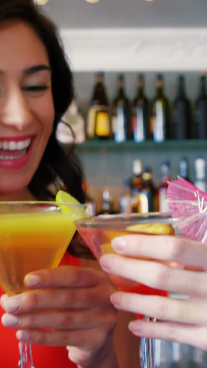 retrato de amigos felices están haciendo sonar los vasos