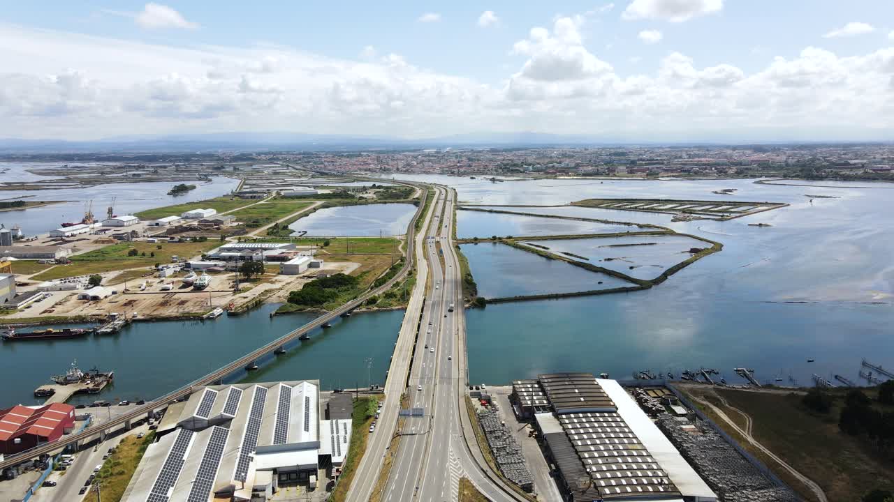 vista aérea de una carretera rodeada de fábricas de canales fluviales