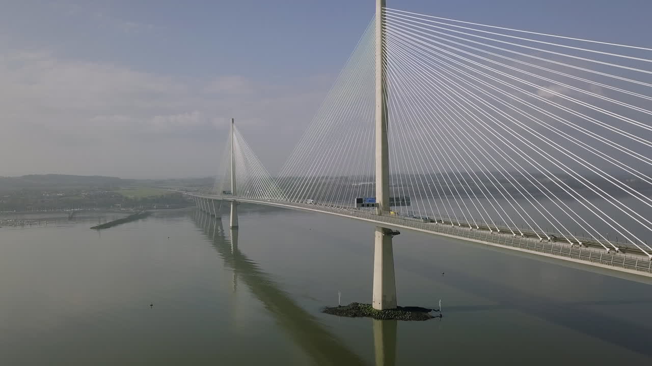 스코틀랜드 서부 lothian의 화창한 날 south queensferry의 queensferry 횡단 다리를 가로질러 이동하는 차량의 항공 영상