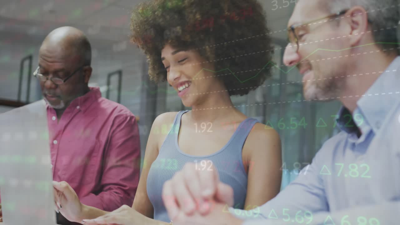 animación del procesamiento de datos del mercado de valores sobre dos hombres y mujeres diversos discutiendo en la oficina.