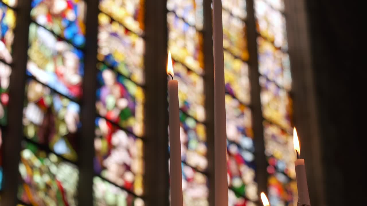 교회 의 스테인드 글래스 창문 앞 에서 불타는 불