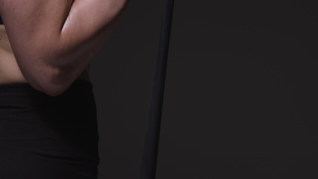 근접 스튜디오  성숙한 여성의 체육 체력 옷을 입고 저항 밴드 1으로 운동