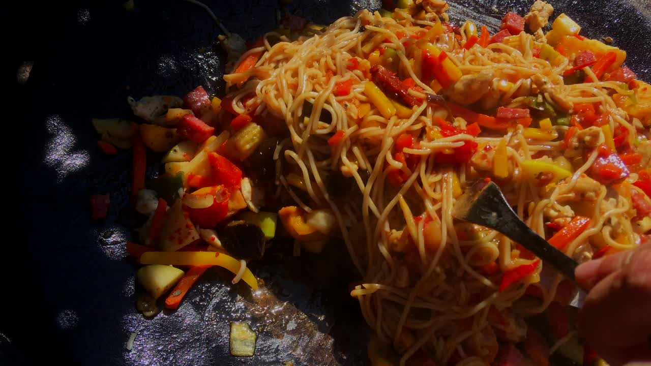 wook cocinado al aire libre en una sartén muurikka tradicional finlandesa en verano, cocina al aire libre