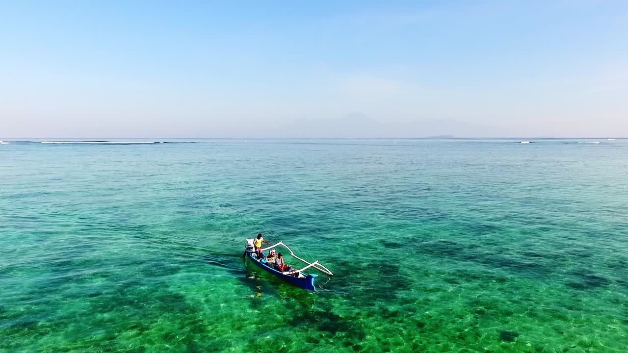 인도네시아 랑가 의 열대 해변 위 의 공중 풍경 - 관광객 들 을 태운 배 들 이 도착 하는 모습