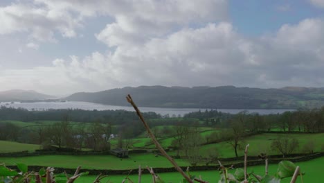 Mañana-Brumosa-Con-Un-Paisaje-Montañoso-Verde-Con-Vistas-Al-Lago-Windermere-En-Cumbria,-Inglaterra