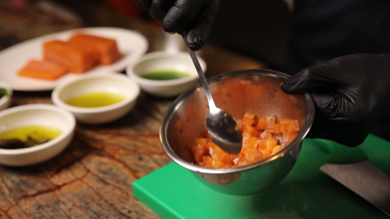 preparación de un plato de salmón