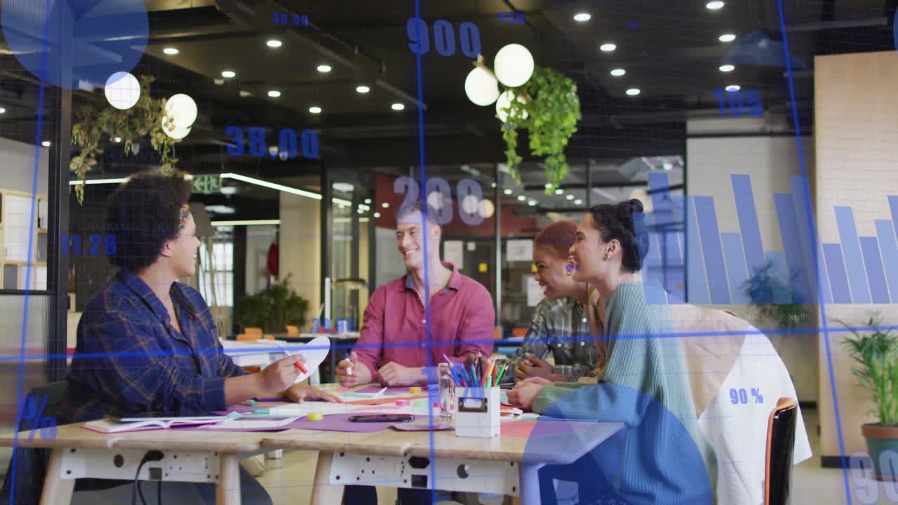 animación del procesamiento de datos estadísticos contra diversos colegas discutiendo juntos en la oficina