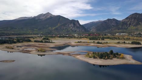 Lago-Antes-De-Las-Montañas-Rocosas-De-Colorado