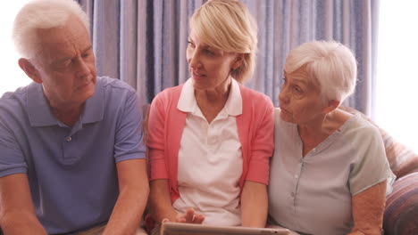 gelukkig gezin met behulp van een digitale tablet
