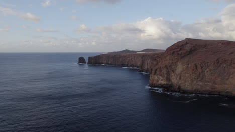 fantastische luftaufnahme über der küste und den klippen bei sonnenuntergang und wo man die partido-klippe auf der insel gran canaria sehen kann