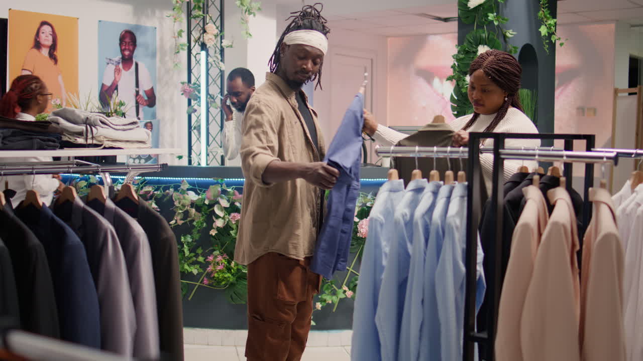 mujer satisfecha por zapatillas baratas