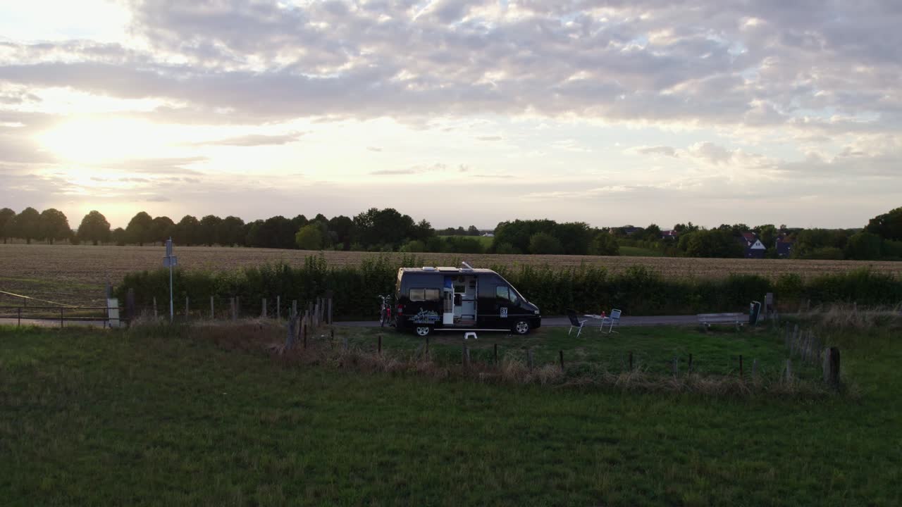 Campagna di Valkenburg al tramonto con camper