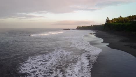 playa de surfistas de bali, olas que se hinchan a lo largo de la costa en la suave luz del sol de la mañana temprano