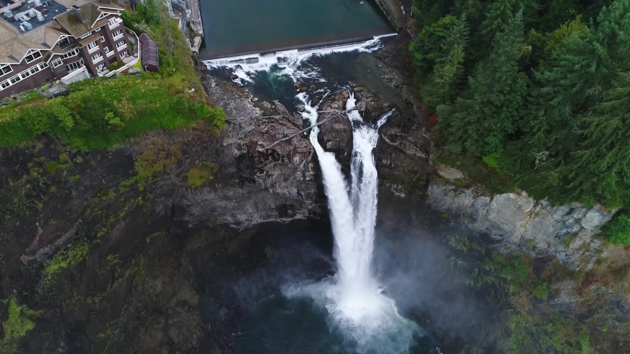 antena que pasa de mirar las cataratas snoqualmie a mirar la cascada