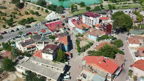 Vista-Aérea-De-Los-Edificios-Residenciales-Del-Centro-De-Pamukkale,-Turquía,-En-Un-Día-Soleado-De-Verano