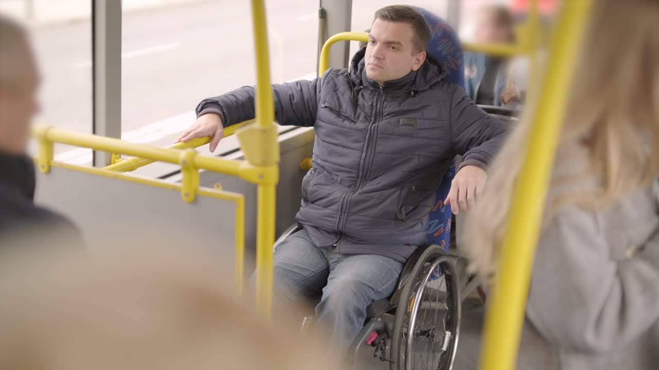 persona con discapacidad física dentro de un transporte público con una rampa accesible