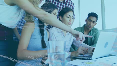 animación del procesamiento de datos en un equipo de colegas que usan computadoras portátiles
