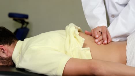 Physiotherapeutin-Gibt-Einem-Männlichen-Patienten-Eine-Rückenmassage