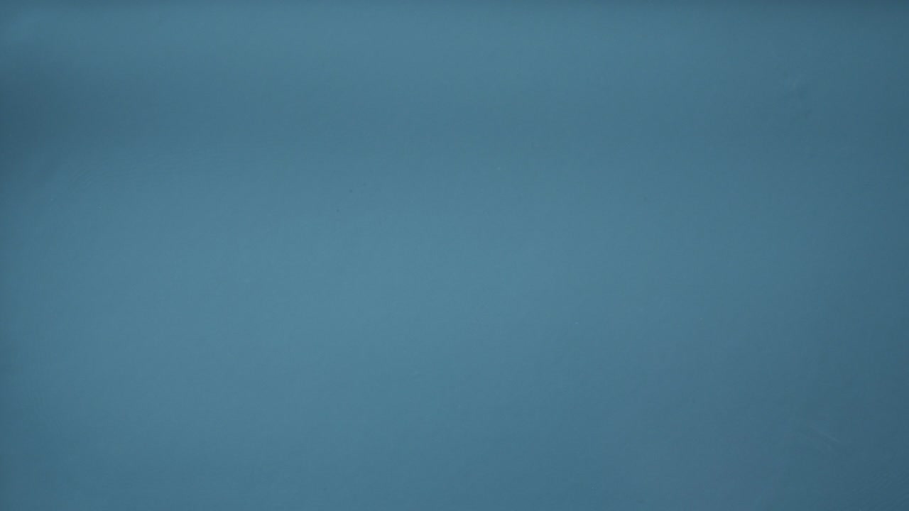 una gota cayendo en el agua. ondas en el agua