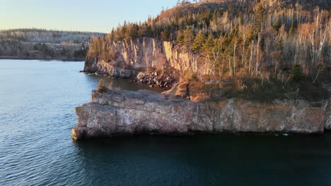 paisaje en la vista aérea de la costa norte del lago superior