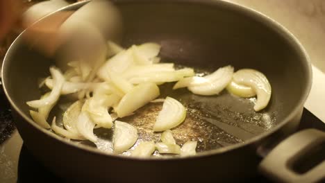 cocinar cebollas en una sartén