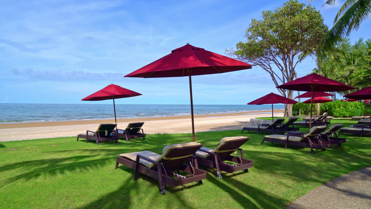 바다 해변 배경과 푸른 하늘과 햇빛과 빨간 우산과 비치 의자