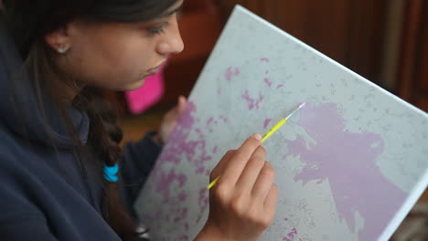 un adolescente pintando con números