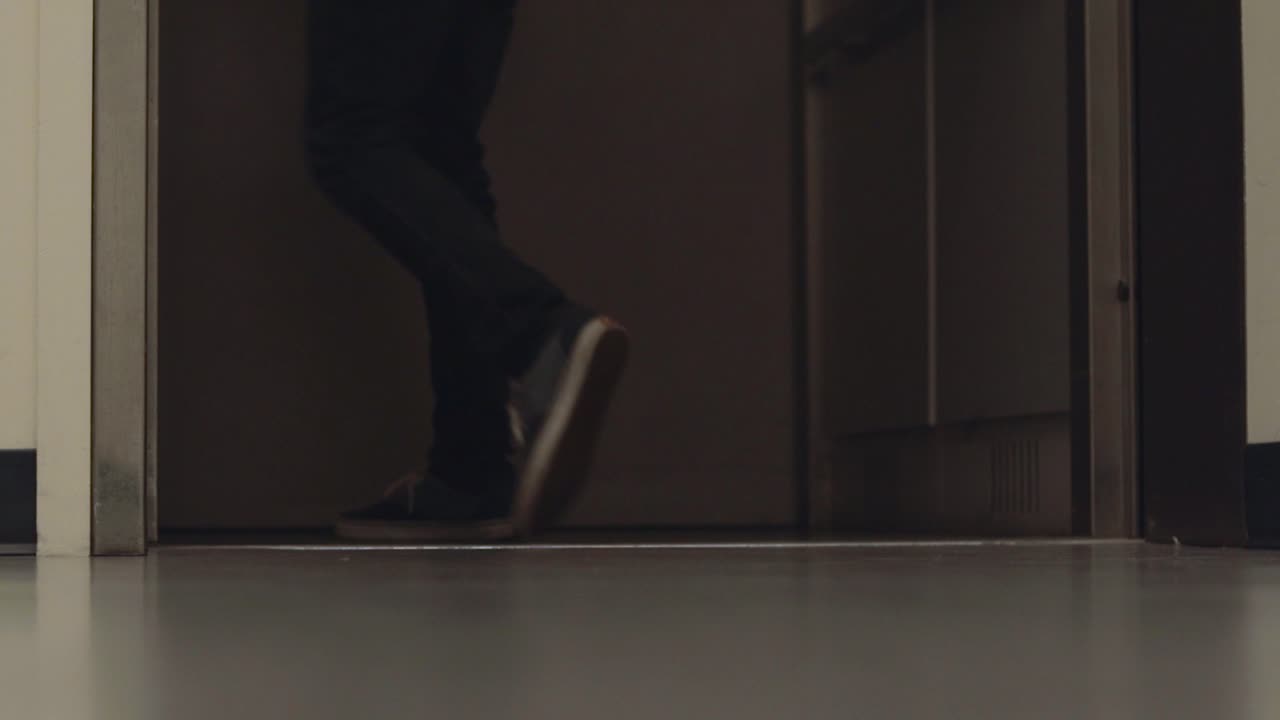 문이 열리면서 사람이 엘리베이터로 들어갑니다.