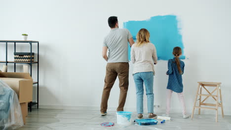 familia pintando una pared juntos