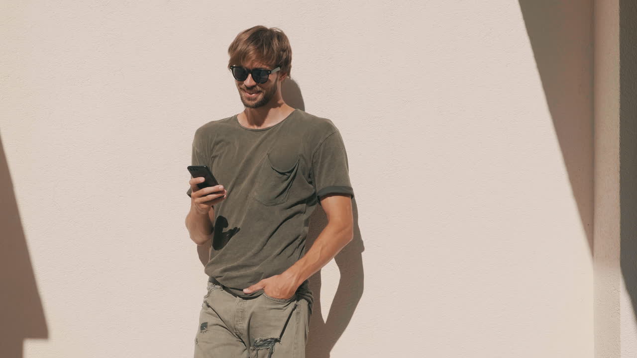 Uomo che usa il telefono all'aperto