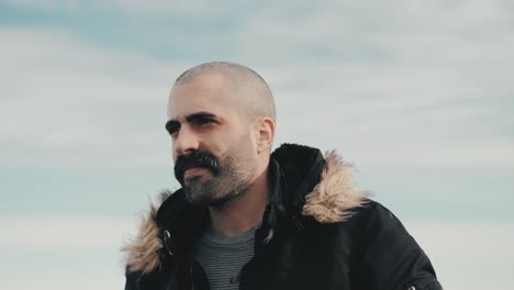 el hombre inspirado contempla el impresionante paisaje, rodeado por la belleza de la naturaleza