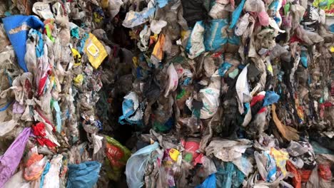 fardos de residuos plásticos están listos para ser procesados más
