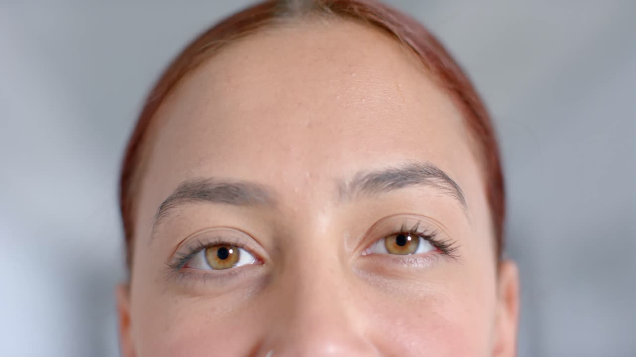 복도 에서 카메라 를 바라보는 행복 한 두 인종 의 여성 의사 의 초상화, 느린 동작