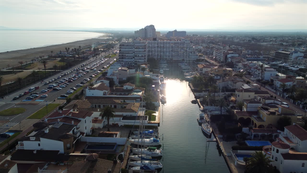Canali navigabili e ville di lusso a Empuriabrava, Costa Brava. Con darsene private, yacht eleganti e architettura mediterranea sotto un cielo spagnolo luminoso e soleggiato