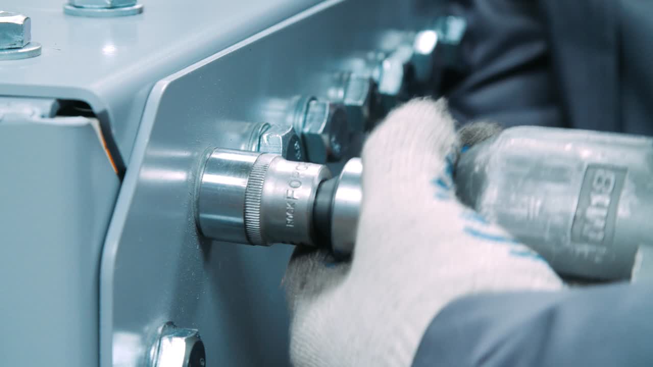 공장에서 조립하는 동안 스크루드라이버를 사용하는 마스터. 산업 도구