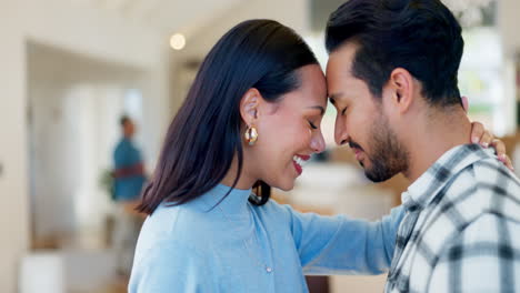 Pareja-Feliz,-Frente-Y-Abrazo-De-Amor