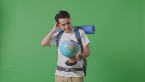 el viajero confundido por el globo