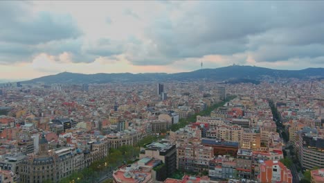 Paisaje-Urbano-De-Barcelona-Con-Densos-Edificios-Bajo-Cielos-Nublados,-Luz-Del-Día,-Vista-Aérea