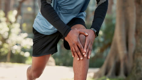 hombre con dolor de rodilla durante su entrenamiento