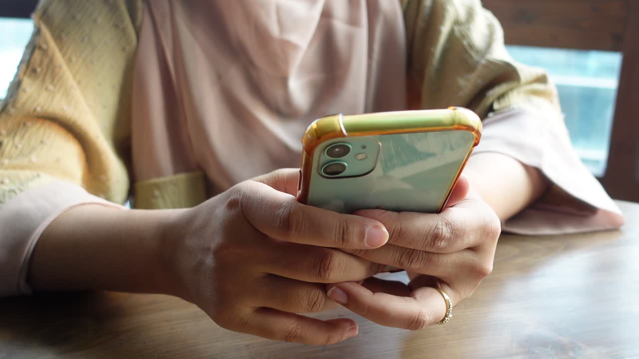 mujer usando un teléfono inteligente en un café