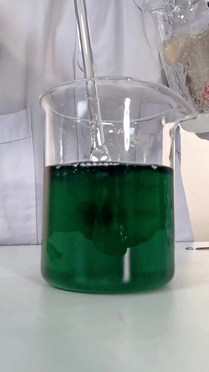 Reazione chimica con viraggio di colore e soluzione di saccarosio
