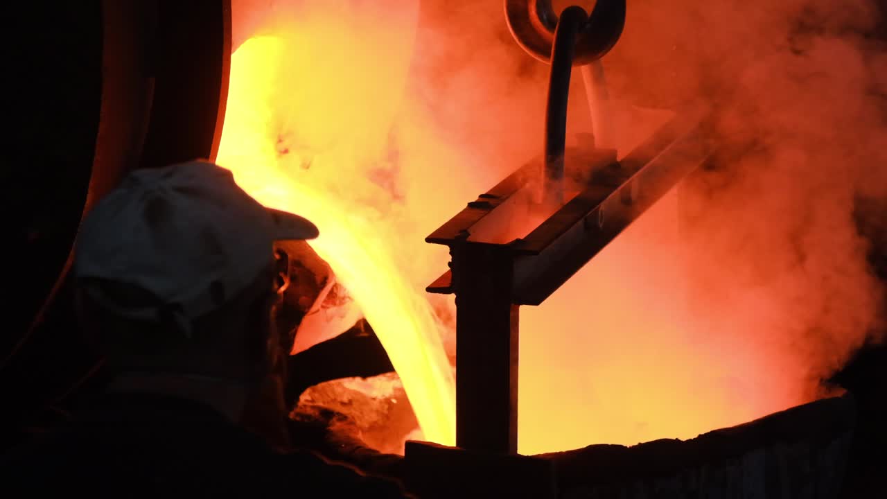Metallin valaminen valimossa