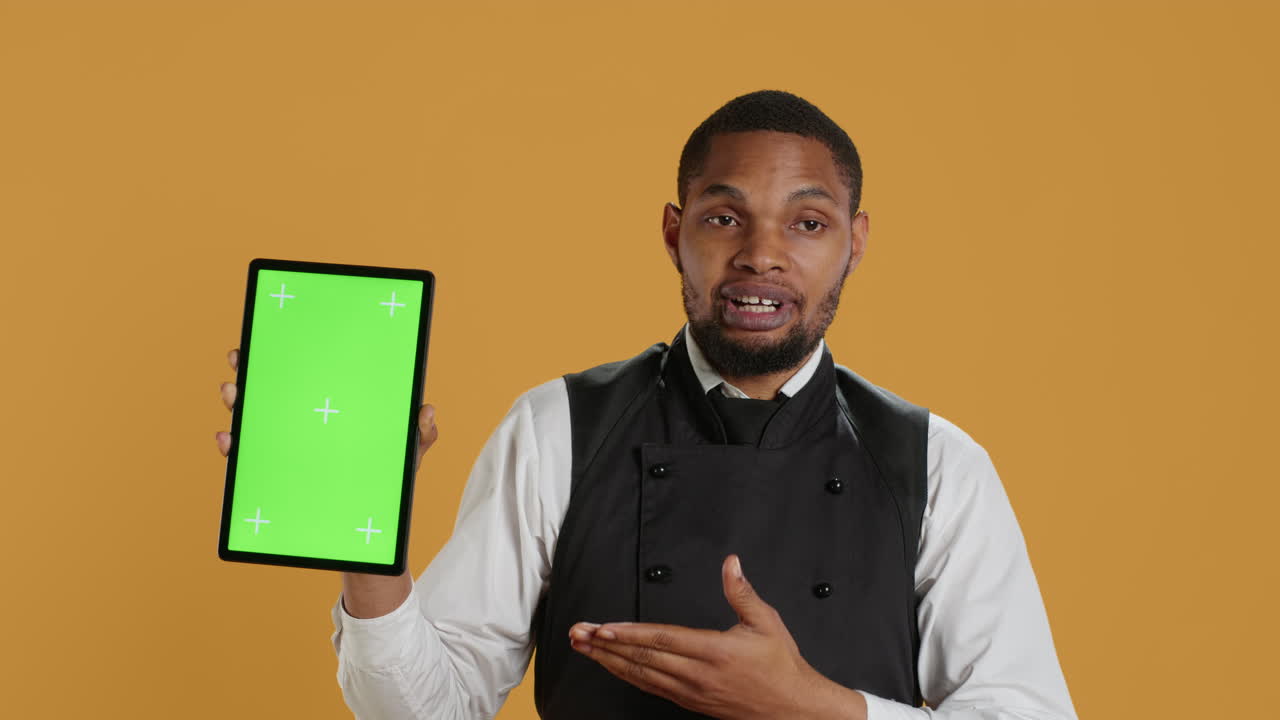 el camarero del restaurante presenta un diseño de pantalla verde en la tableta